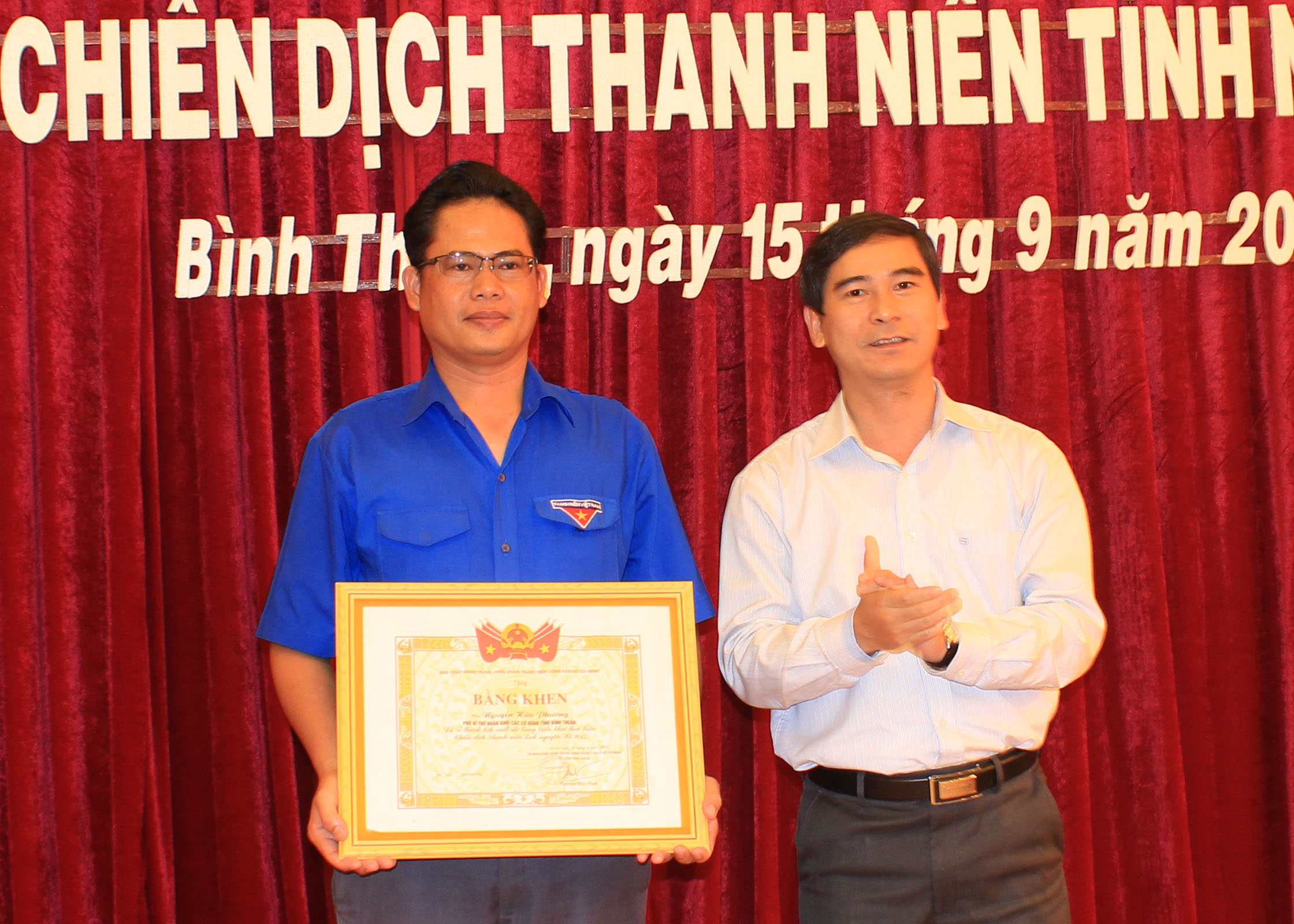 Đ/cc Dương văn An - Phó Bí thư Tỉnh ủy Bình Thuận trao Bằng khen của TW Đoàn cho cá nhân có thành tích xuất sắc trong chiến dịch